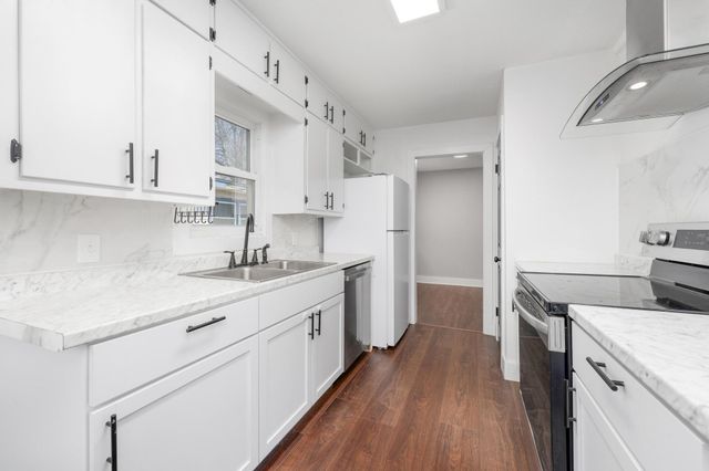 527 S Riverview Ave, Derby, KS 67037