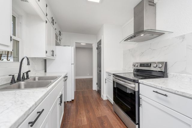 527 S Riverview Ave, Derby, KS 67037