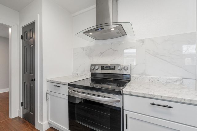 527 S Riverview Ave, Derby, KS 67037