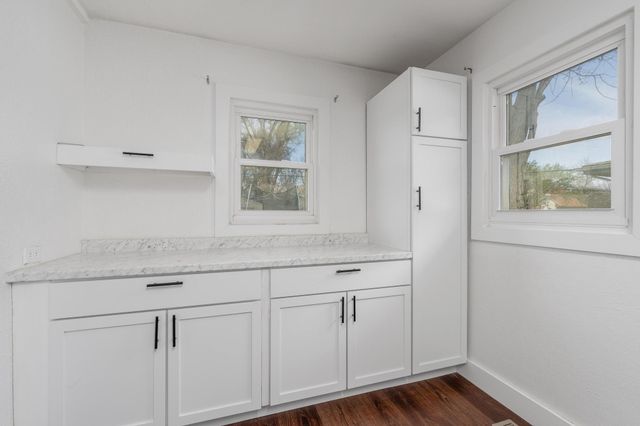 527 S Riverview Ave, Derby, KS 67037