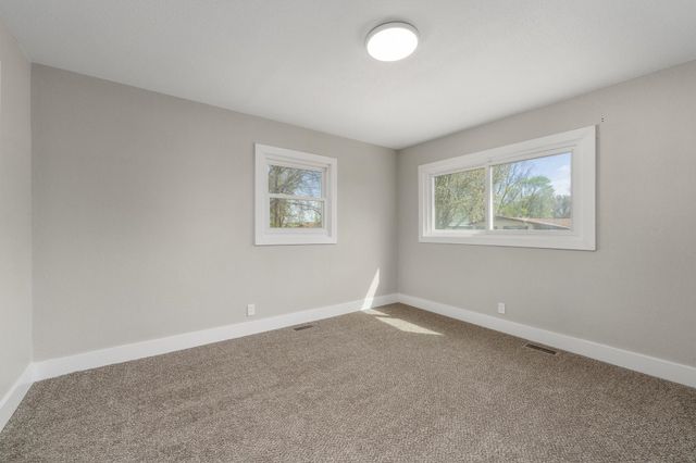 527 S Riverview Ave, Derby, KS 67037