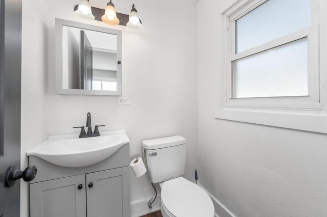 527 S Riverview Ave, Derby, KS 67037