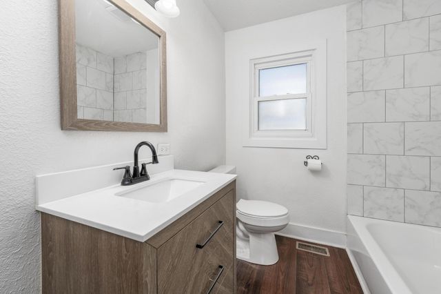 527 S Riverview Ave, Derby, KS 67037