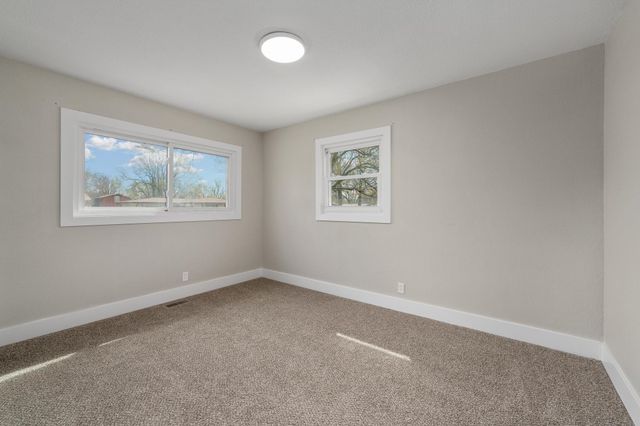 527 S Riverview Ave, Derby, KS 67037