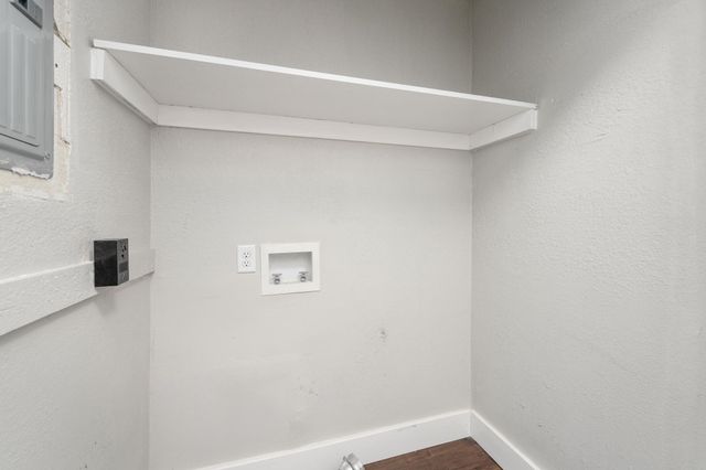 527 S Riverview Ave, Derby, KS 67037