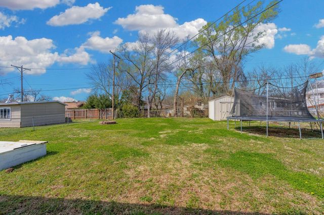 527 S Riverview Ave, Derby, KS 67037