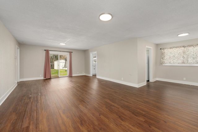 527 S Riverview Ave, Derby, KS 67037