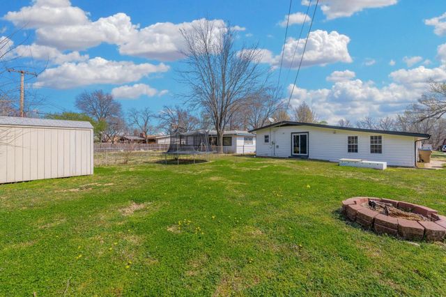 527 S Riverview Ave, Derby, KS 67037