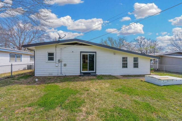 527 S Riverview Ave, Derby, KS 67037