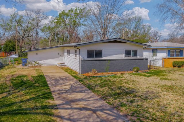 527 S Riverview Ave, Derby, KS 67037