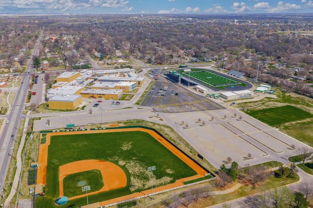 527 S Riverview Ave, Derby, KS 67037