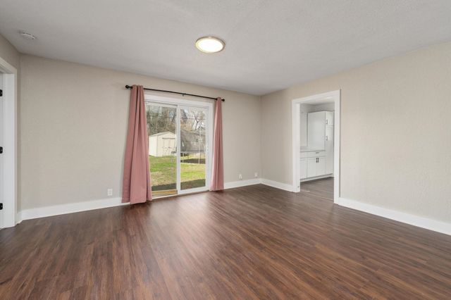 527 S Riverview Ave, Derby, KS 67037