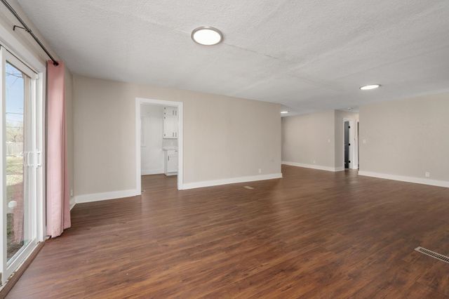 527 S Riverview Ave, Derby, KS 67037