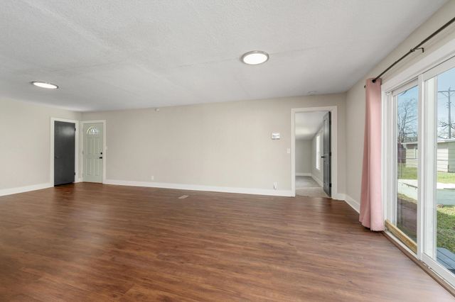 527 S Riverview Ave, Derby, KS 67037