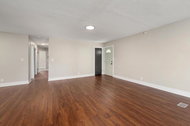 527 S Riverview Ave, Derby, KS 67037