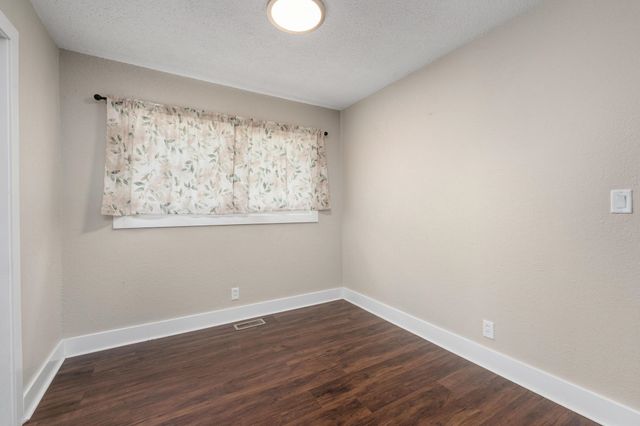 527 S Riverview Ave, Derby, KS 67037