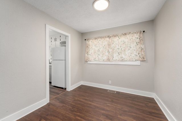 527 S Riverview Ave, Derby, KS 67037