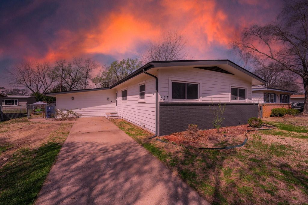 527 S Riverview Ave, Derby, KS 67037