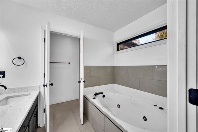 6 W Fairgate Court, Simpsonville, SC 29680