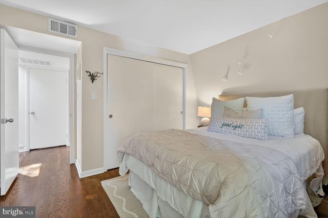 11201 WEDGE DR, Reston, VA 20190