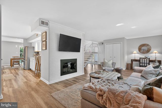 11201 WEDGE DR, Reston, VA 20190