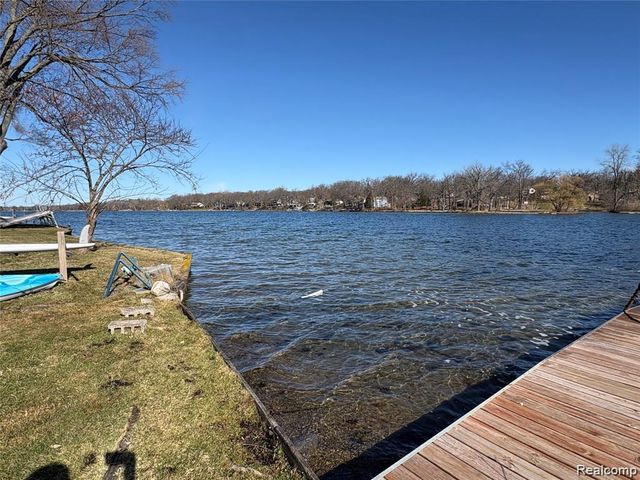 6912 Colony Drive, West Bloomfield, MI 48323