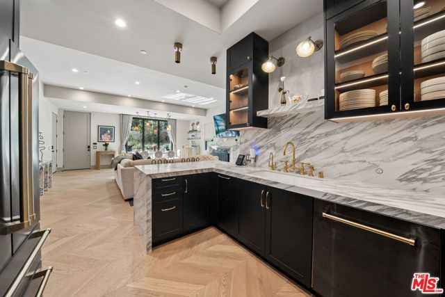 656 Huntley Drive 101, West Hollywood, CA 90069