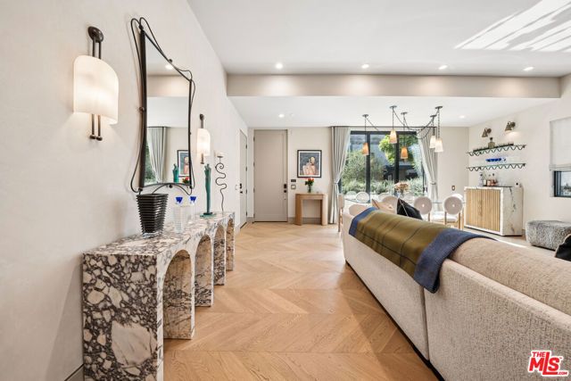 656 Huntley Drive 101, West Hollywood, CA 90069