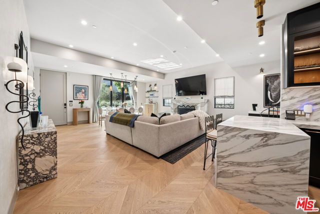 656 Huntley Drive 101, West Hollywood, CA 90069