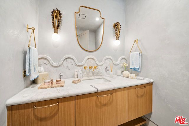 656 Huntley Drive 101, West Hollywood, CA 90069