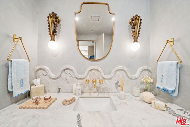 656 Huntley Drive 101, West Hollywood, CA 90069