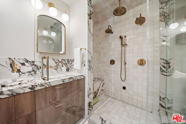 656 Huntley Drive 101, West Hollywood, CA 90069