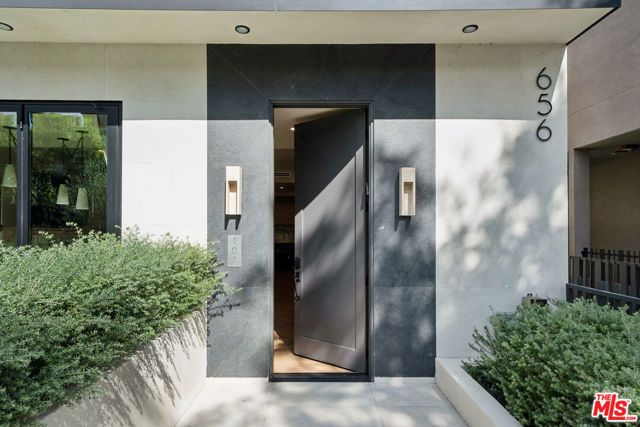 656 Huntley Drive 101, West Hollywood, CA 90069