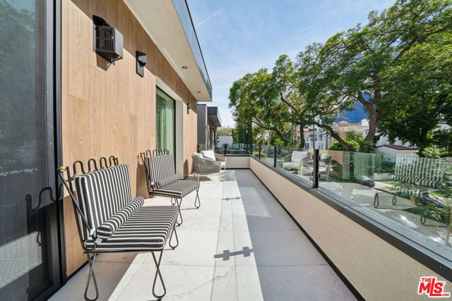 656 Huntley Drive 101, West Hollywood, CA 90069