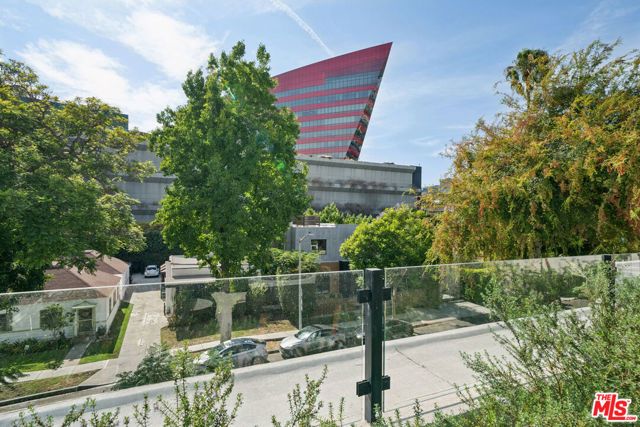 656 Huntley Drive 101, West Hollywood, CA 90069