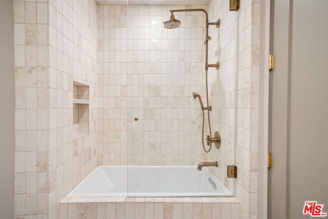 656 Huntley Drive 101, West Hollywood, CA 90069