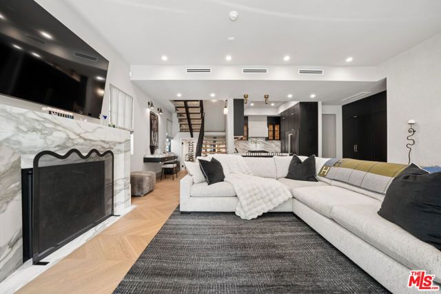 656 Huntley Drive 101, West Hollywood, CA 90069