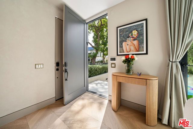 656 Huntley Drive 101, West Hollywood, CA 90069