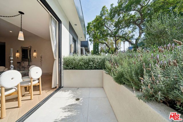 656 Huntley Drive 101, West Hollywood, CA 90069