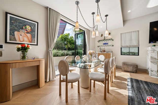 656 Huntley Drive 101, West Hollywood, CA 90069