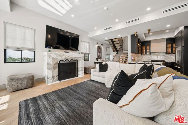 656 Huntley Drive 101, West Hollywood, CA 90069