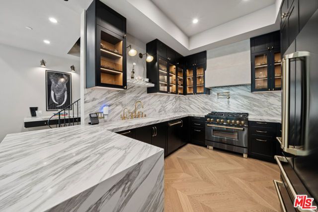 656 Huntley Drive 101, West Hollywood, CA 90069