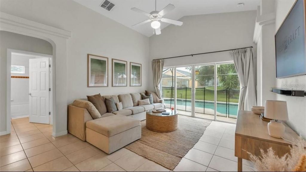 Image 3 of property listing at 462 VIZCAY WAY, Davenport, FL 33837