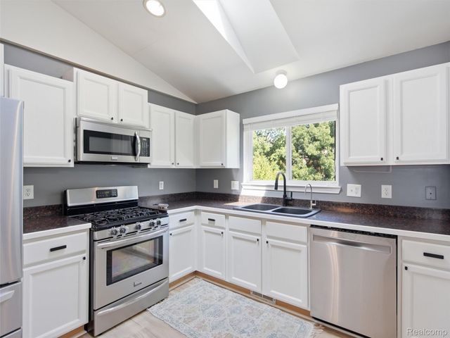 2694 Driftwood Drive, Waterford Charter Township, MI 48329