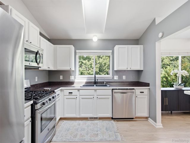 2694 Driftwood Drive, Waterford Charter Township, MI 48329