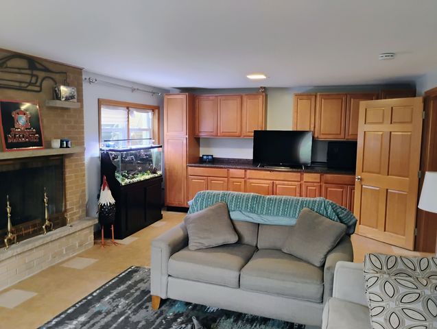 904 S Edward Street, Mount Prospect, IL 60056