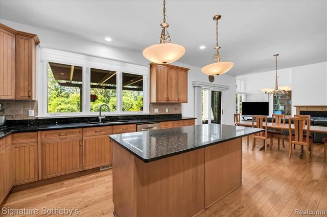 6925 Elm Park Drive, Troy, MI 48098