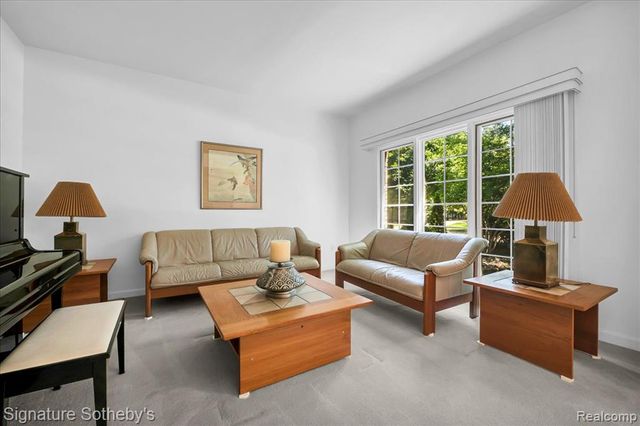 6925 Elm Park Drive, Troy, MI 48098