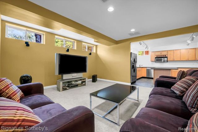 6925 Elm Park Drive, Troy, MI 48098