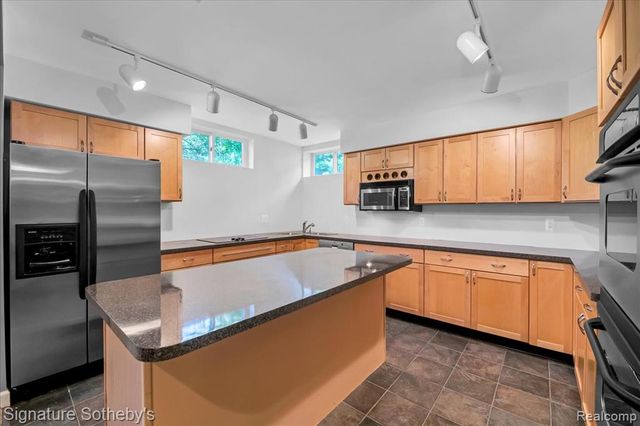6925 Elm Park Drive, Troy, MI 48098